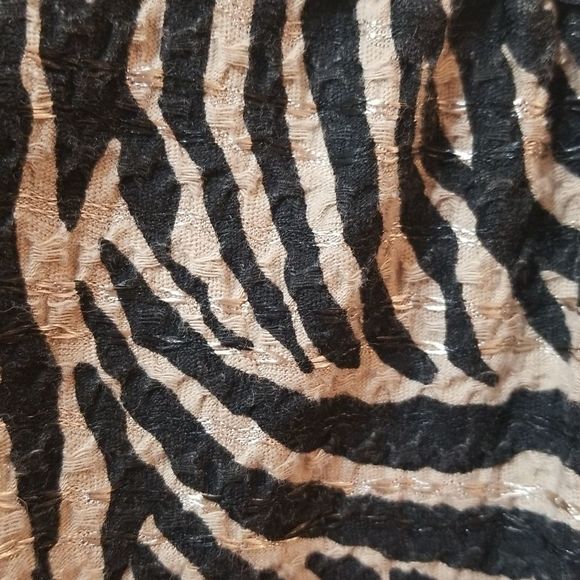 Jaclyn Smith Animal Print Blouse. - Picture 5 of 8